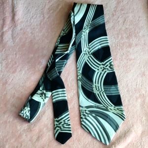 New with tag Halston pour homme 100% Italian silk